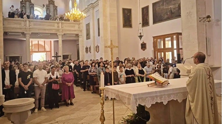U kaštelanskoj župi broje ljude koji dolaze na misu: "Pričestilo se ukupno 655 vjernika, što je 55 posto..."