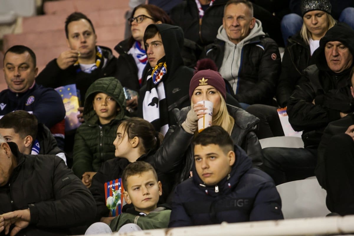 STARO, MLADO, ŽIVOT CILI Stadion je popunjen do posljednjeg mjesta. Bacite oko na tribine, možda vidite koga poznatoga