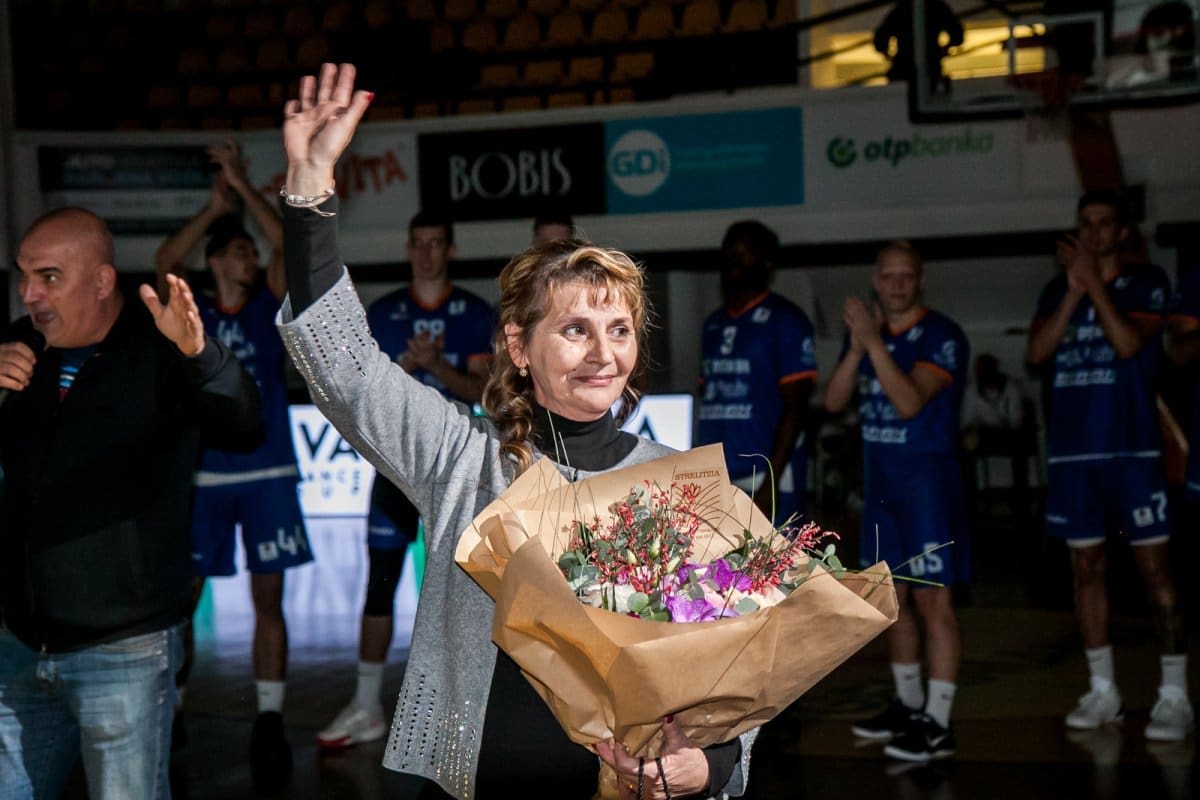 EMOCIJE NA GRIPAMA Ovako je izgledao oproštaj od legendarne djelatnice kluba