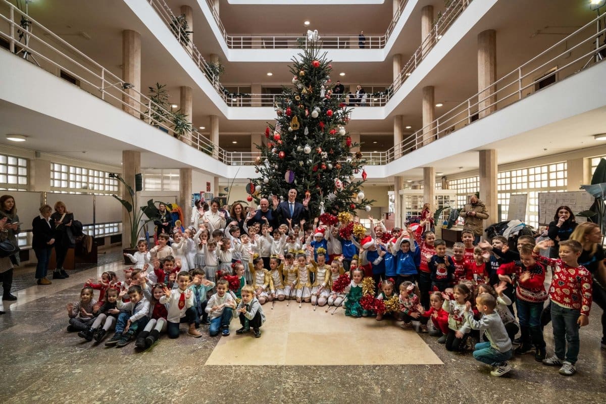 GUŽVA U BANOVINI Gradonačelniku i zaposlenicima stigli posebni gosti i priredili im iznenađenje