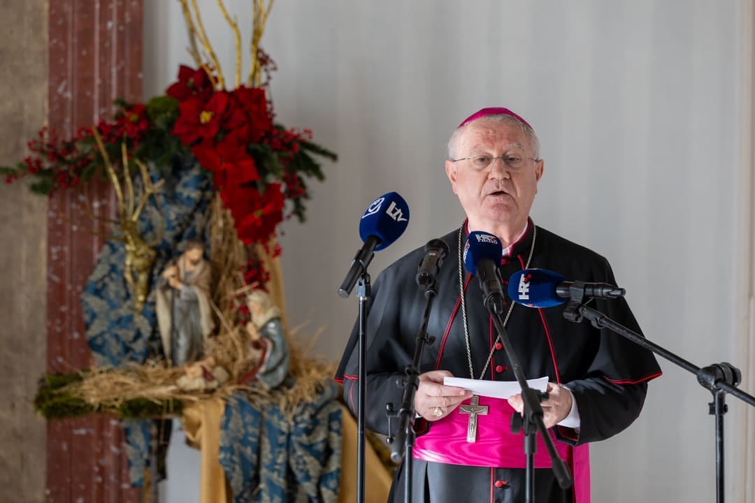 FOTO I VIDEO Božićna čestitka i primanje kod nadbiskupa Križića. U Nadbiskupski ordinarijat u Splitu stigli brojni uvaženi gosti i visoki predstavnici iz Grada Splita, Splitsko-dalmatinske županije, Hajduka...