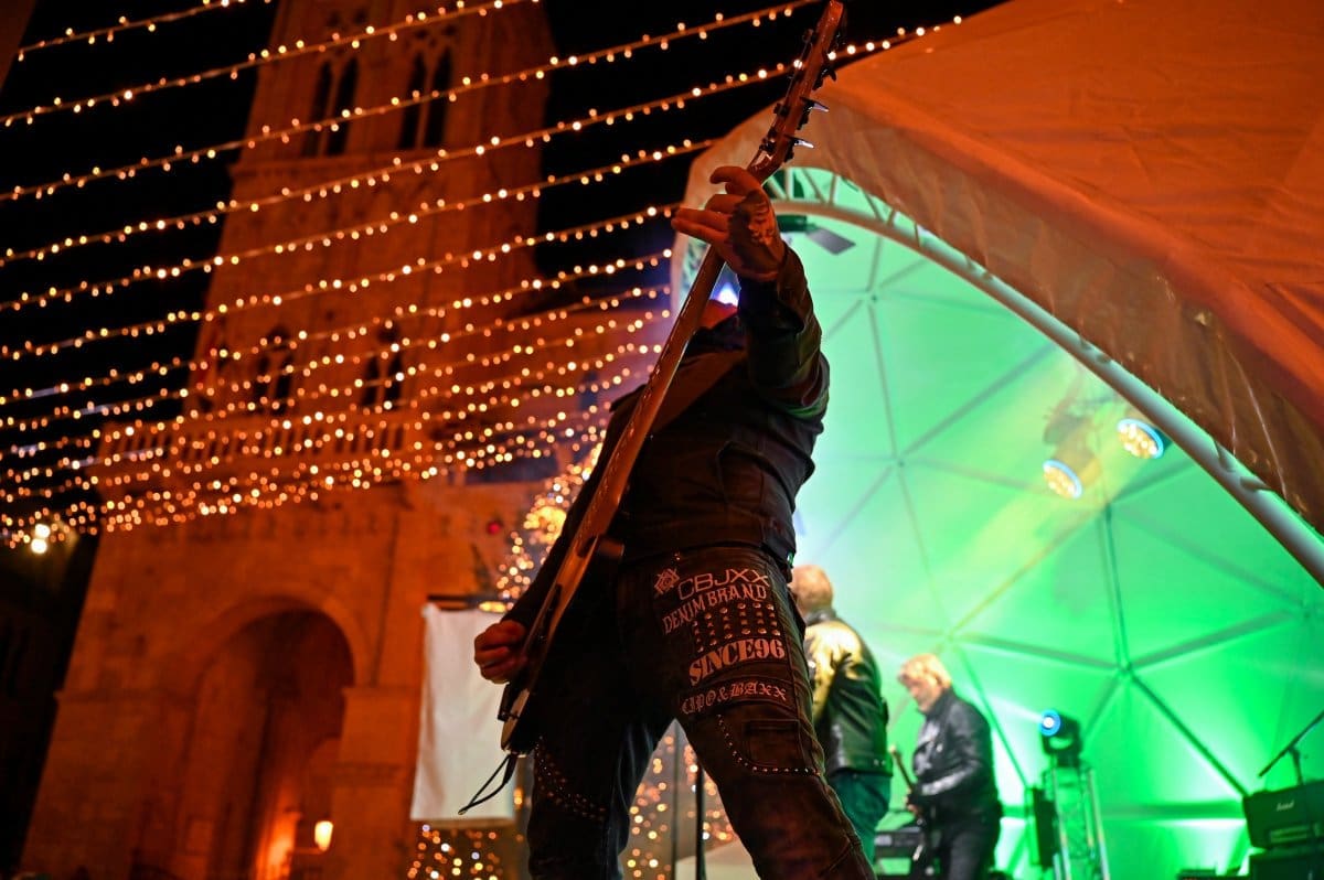 Prljavci otvorili Advent u Trogiru: Na sav glas su se orili poznati hitovi