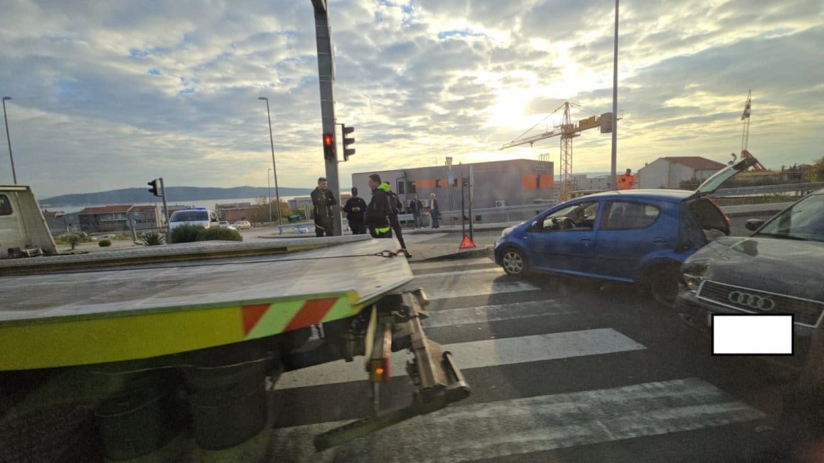 Prometna nesreća na brzoj cesti u Kaštelima: Ozlijeđena jedna osoba
