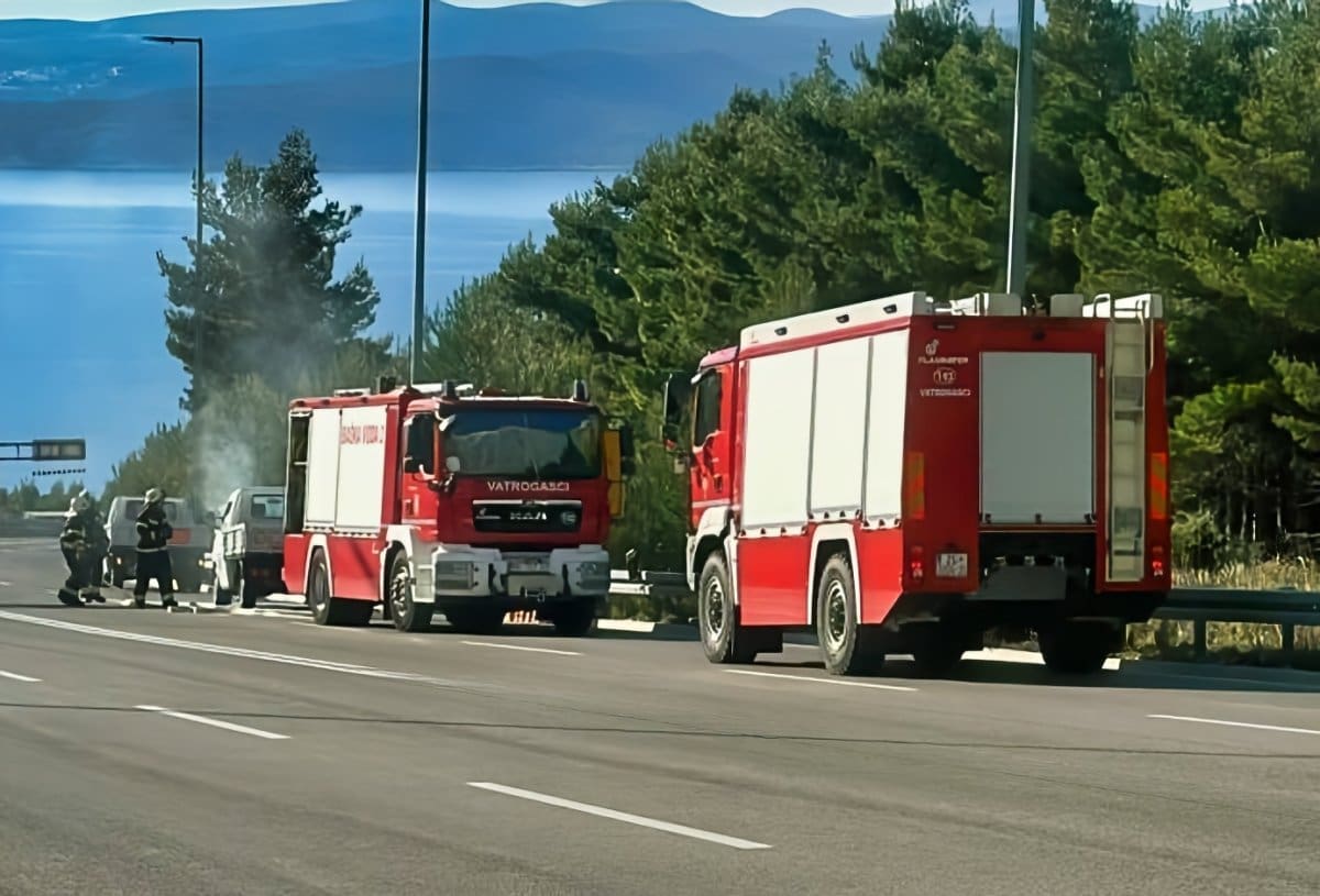 FOTO Kaos na dalmatinskoj prometnici. Planulo vozilo, vatrogasci su na terenu