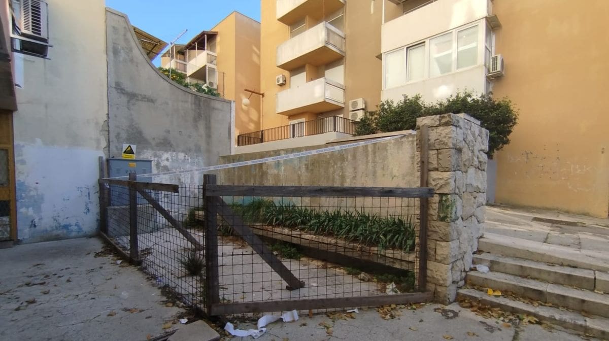 Inspektori splitske Građevinske inspekcije u Jeretovoj. Prostor mogućeg pada opasnog zida tek dijelom opasan