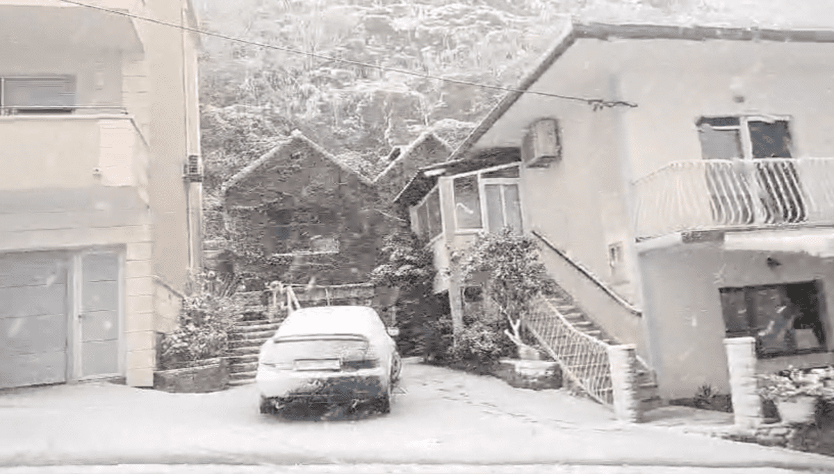 Prve pahulju u Splitu i Solinu, osjet hladnoće je -3! U Sitnom kod Splita zamelo, prizori su nevjerojatni