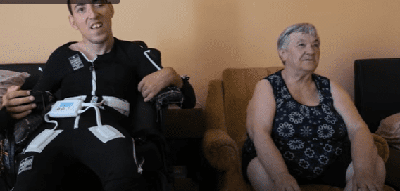 POMOZIMO BAKI JELI I NJENOM UNUKU Ivan boluje od teške cerebralne paralize, trebaju auto koji će im olakšati život