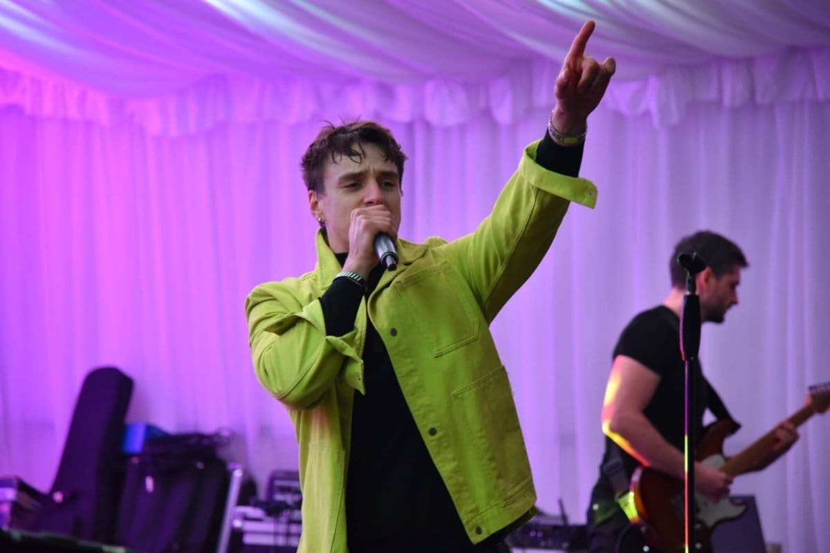 (FOTO) Adi Šoše zagrijao brojnu publiku na kaštelanskom adventu