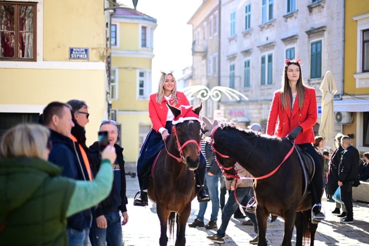Stari običaj u Sinju je ponovno 'oživio'. Evo kako je izgledalo Božićno koledanje
