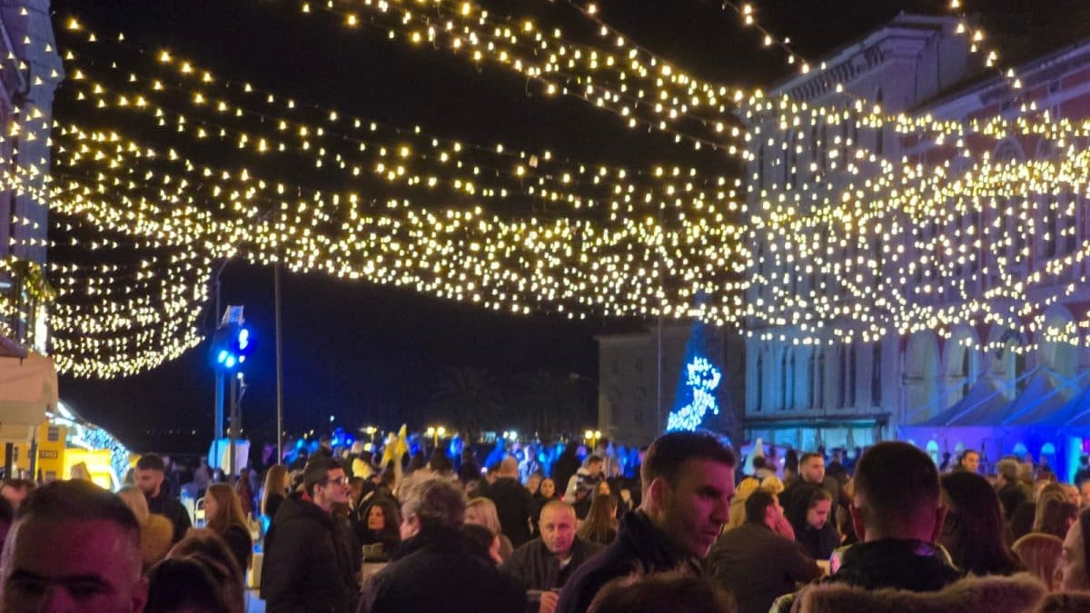 RED ZABAVE, RED ČAROLIJE Splićani se zabavljaju na Prokurativama