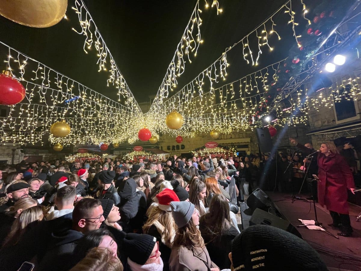 BOŽIĆNI DELIRIJ U OMIŠU Andrea Šušnjara 'zapalila' atmosferu, sve se orilo od legendarnih hitova