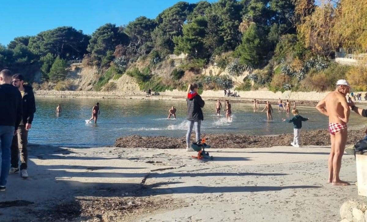 ZIMSKO KUPANJE Nedjeljno sunce dovelo je ljude na Bačvice