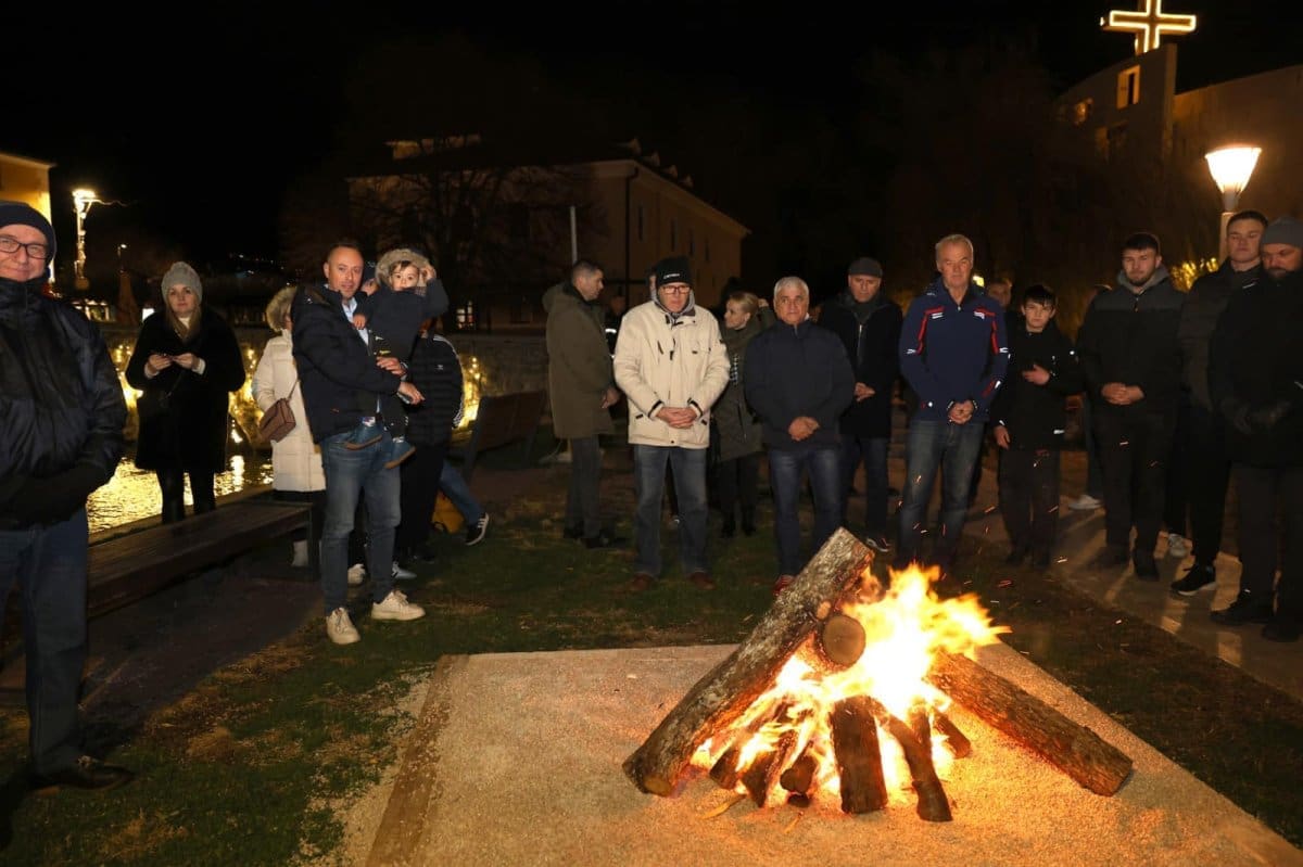 U Solinu se večeras zapalili badnjaci. Sjećate li se tog divnog hrvatskog običaja?
