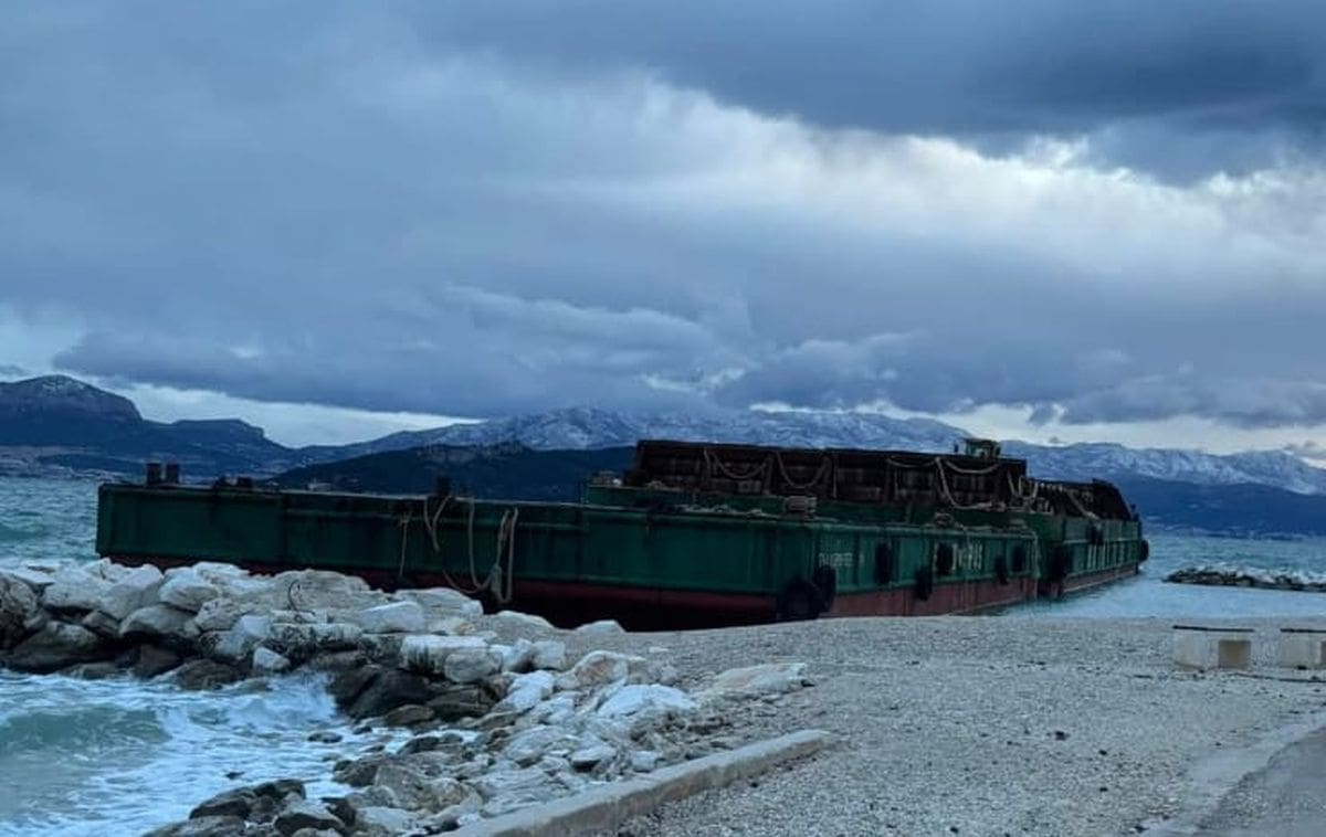 BURA NOĆAS NOSILA SVE PRED SOBOM Toliko je jako puhalo da je odnijelo ogromnu maonu do plaže u Slatinama