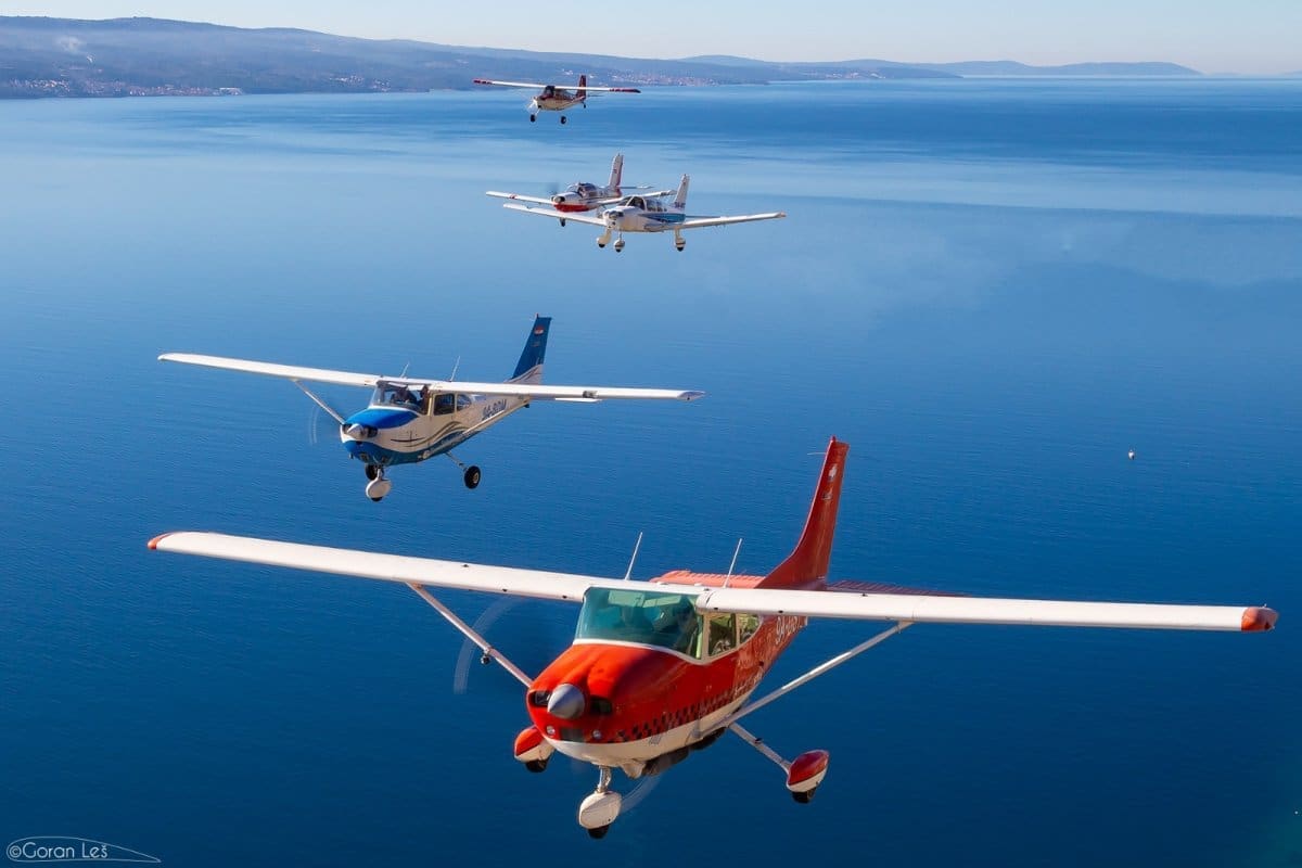 VIDEO Spektakularni prizori iz zraka: Šest tipova zrakoplova u formaciji prošli nad kanjonom Cetine i Bračem