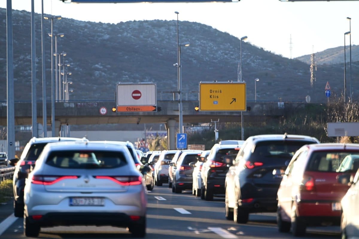Svi žure na utakmicu, na cesti se stvaraju gužve. Prekinut promet na brzoj cesti, obilazi se starom kliškom