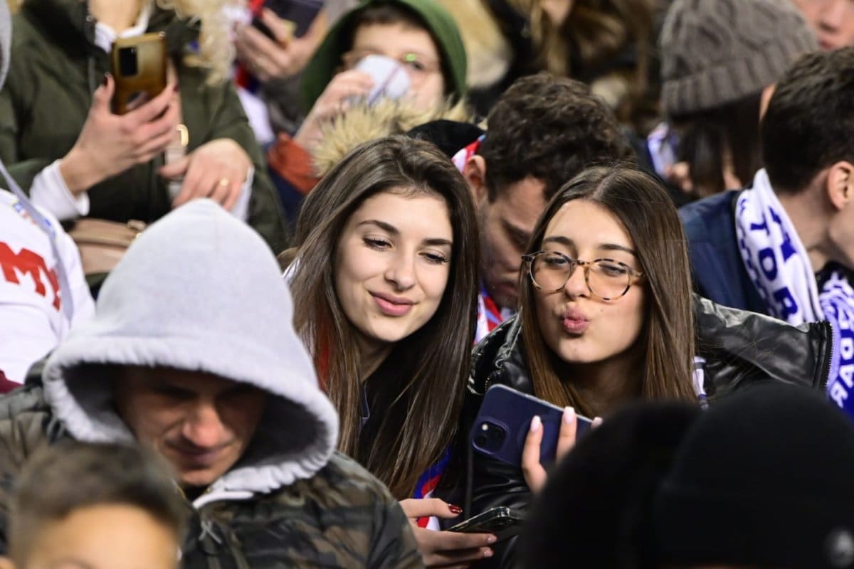 SVI ŽIVI GLEDAJU HAJDUKA Pogledajte ljepotice s tribina Poljuda