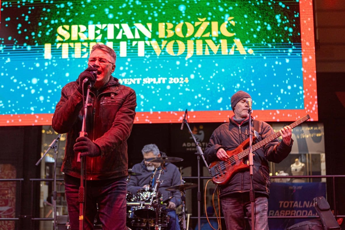 BUJICA EMOCIJA NA PJACI Hari Rončević napravio spektakl: "Ovuda san trča ka dite, a sada tu pivan! "