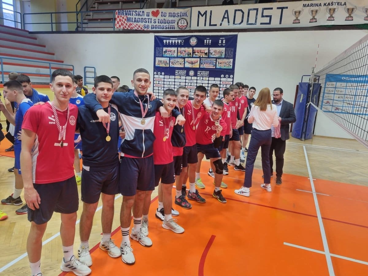 JUNIORSKI PRVACI DALMACIJE Juniori OK Ribola Kaštela osvojili titulu prvaka Dalmacije