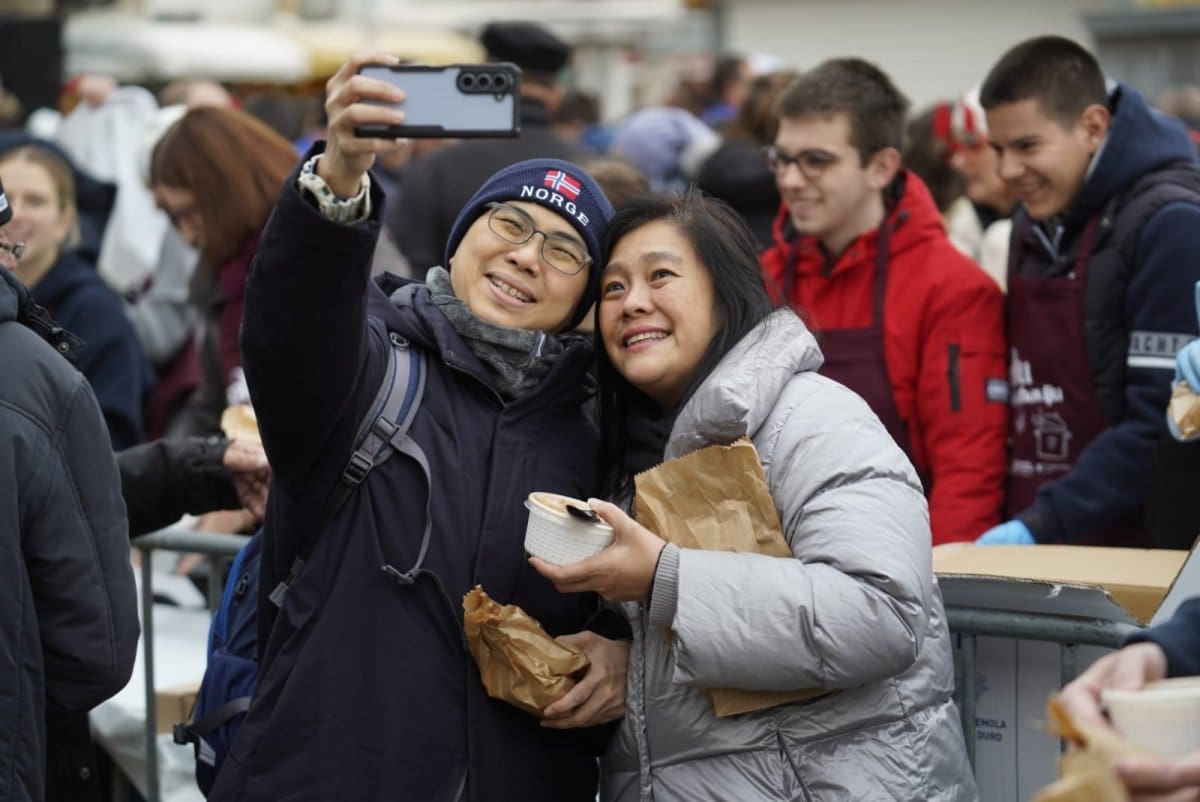 I FUREŠTI SU DANAS UŽIVALI U BESPLATNOM BAKALARU Gosti iz dalekog Singapura danas su skupa s domaćima guštali u bakalaru iz velike teće
