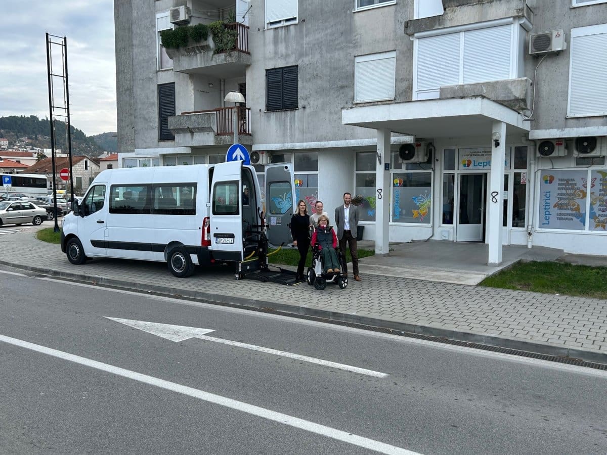 Udruga Leptirić donacijom Luke Ploče dobila kombi