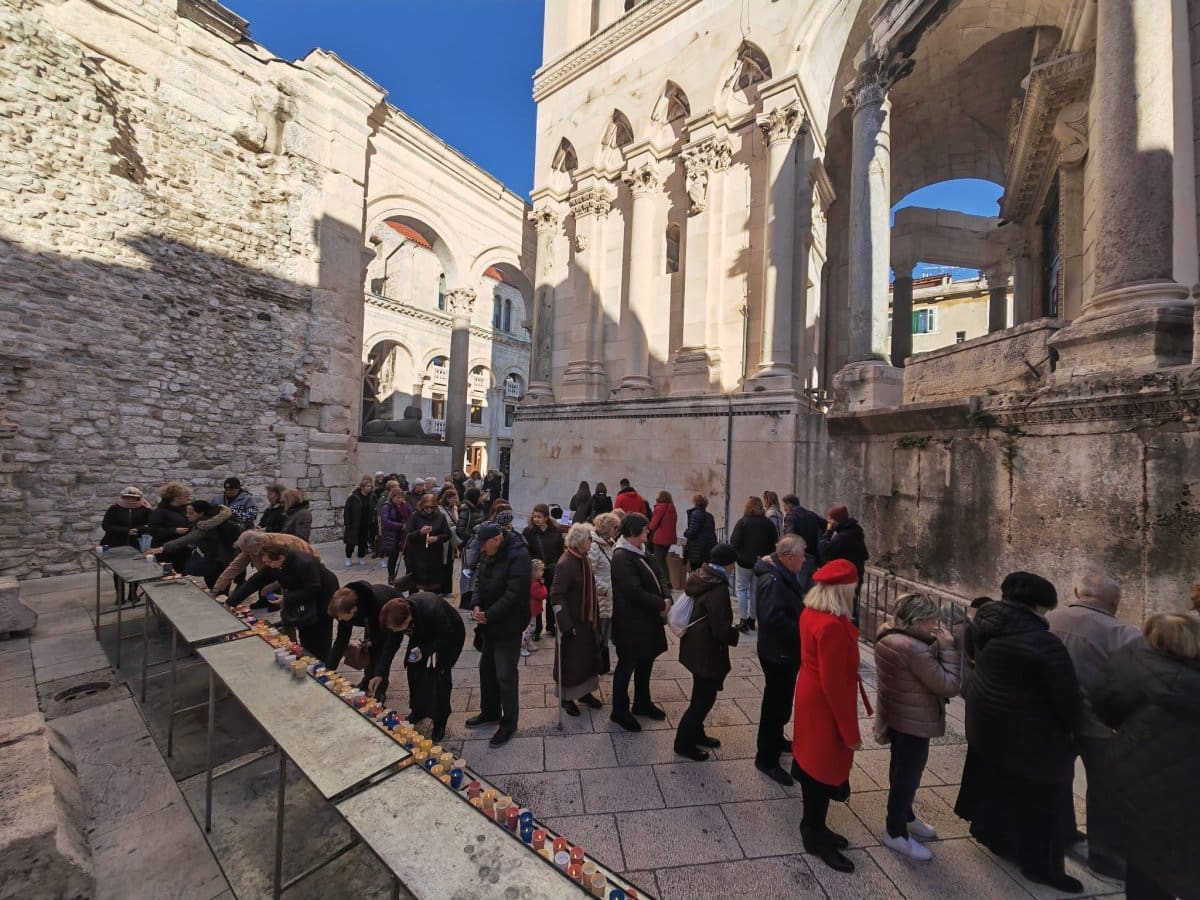 Pogledajte redove ispred splitske katedrale, od ranog jutra Splićani pohode kriptu svete Luce