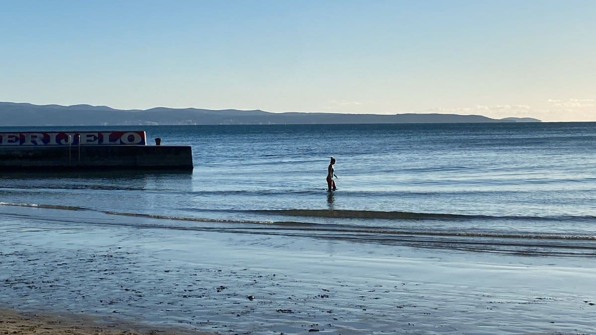 BI LI SE USUDILI SKINUTI U KUPAĆI? Neki su se danas kupali na Firulama, unatoč niskoj temperaturi