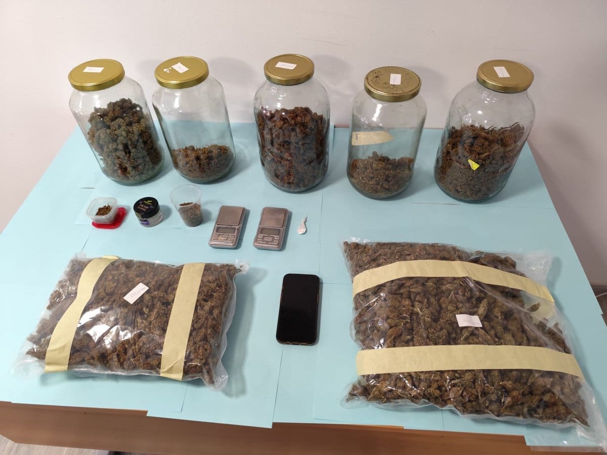 Pala dva dilera iz Dalmacije. Jedan se bavio "travom", drugi "speedom"