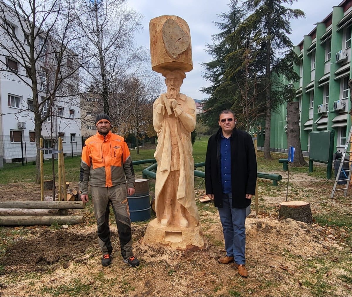 U Osnovnoj školi Marka Marulića u Sinju otkrivene skulpture u drvu „Marko Marulić – otac hrvatske književnosti“ i „Hrvatski branitelj iz Domovinskog rata“
