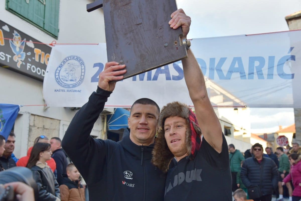 Ulicama Kaštela jurili karići, pobjednici dobili lipu 'kesu novca', a kažu: "Prvak je samo jedan, a to je Hajduk"