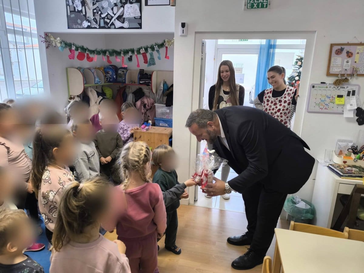 Dropuljić darivao vrtićku djecu Podstrane, evo kako je izgledao posjet