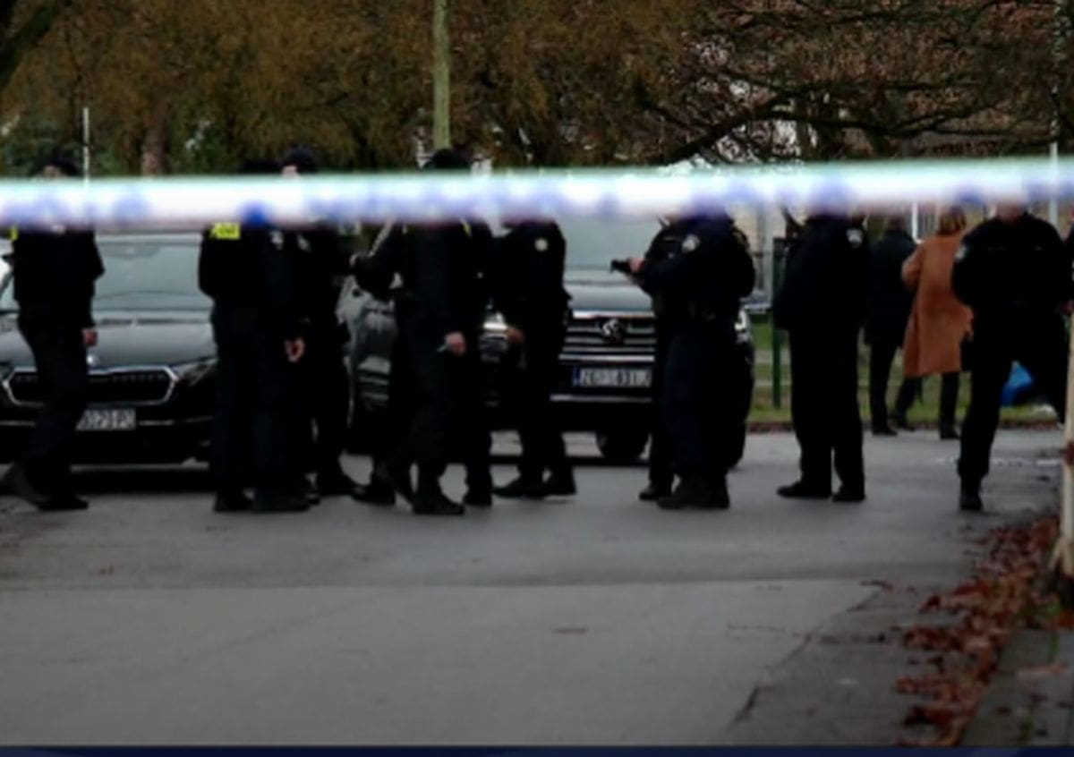 Učiteljica je više puta ubodena u prsa. Pokušala je spasiti učenika