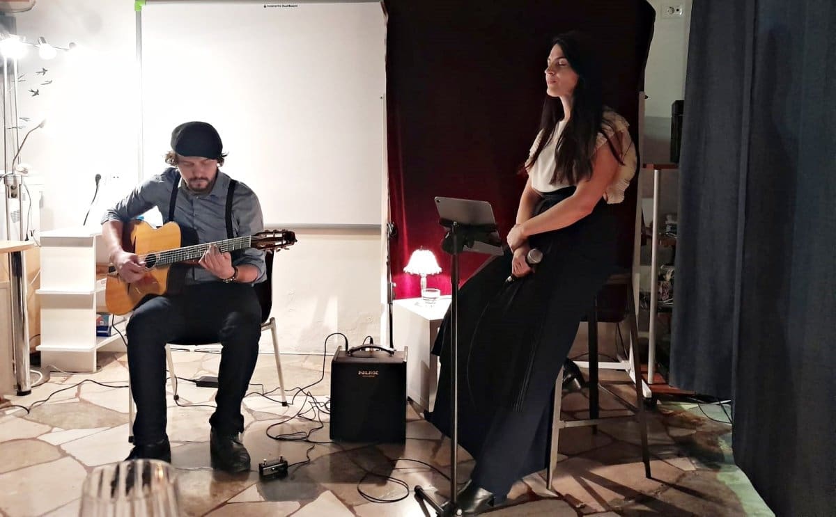 Zatvoreni koncert u centru grada: Nera Stipičević u Splitu pjevala pred 40 ljudi. Bilo je magično