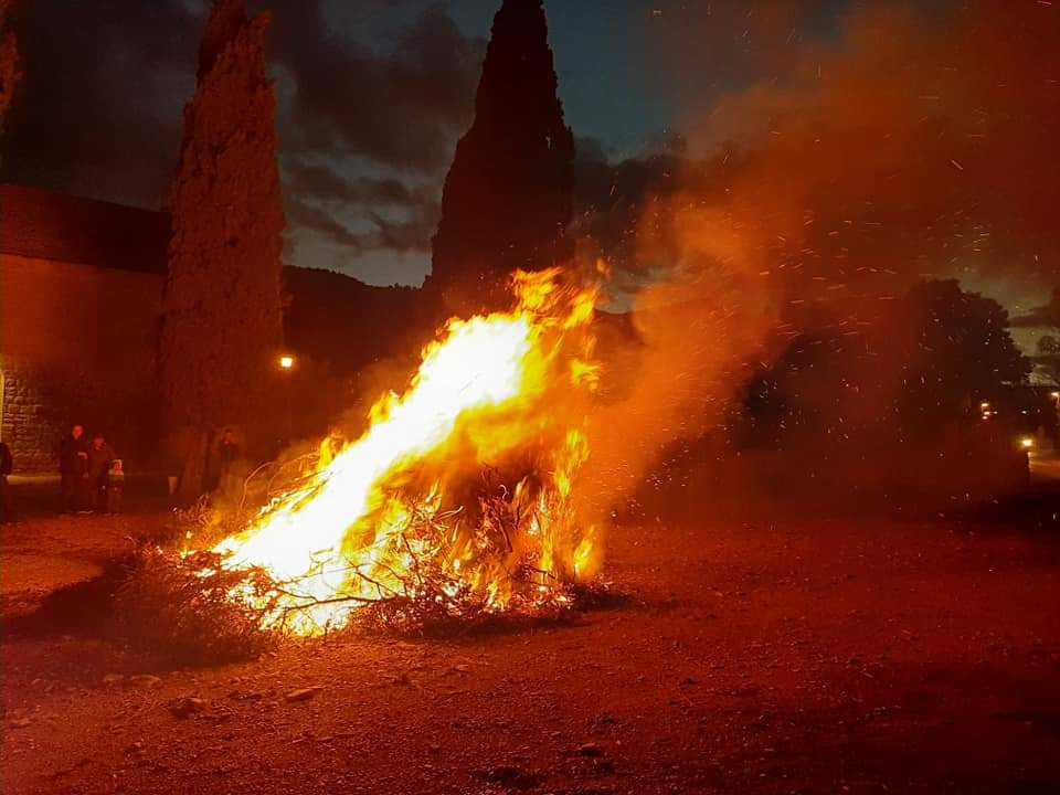 Oganj sv. Mikule: Stoljetna tradicija paljenja broda u Starom Gradu na Hvaru