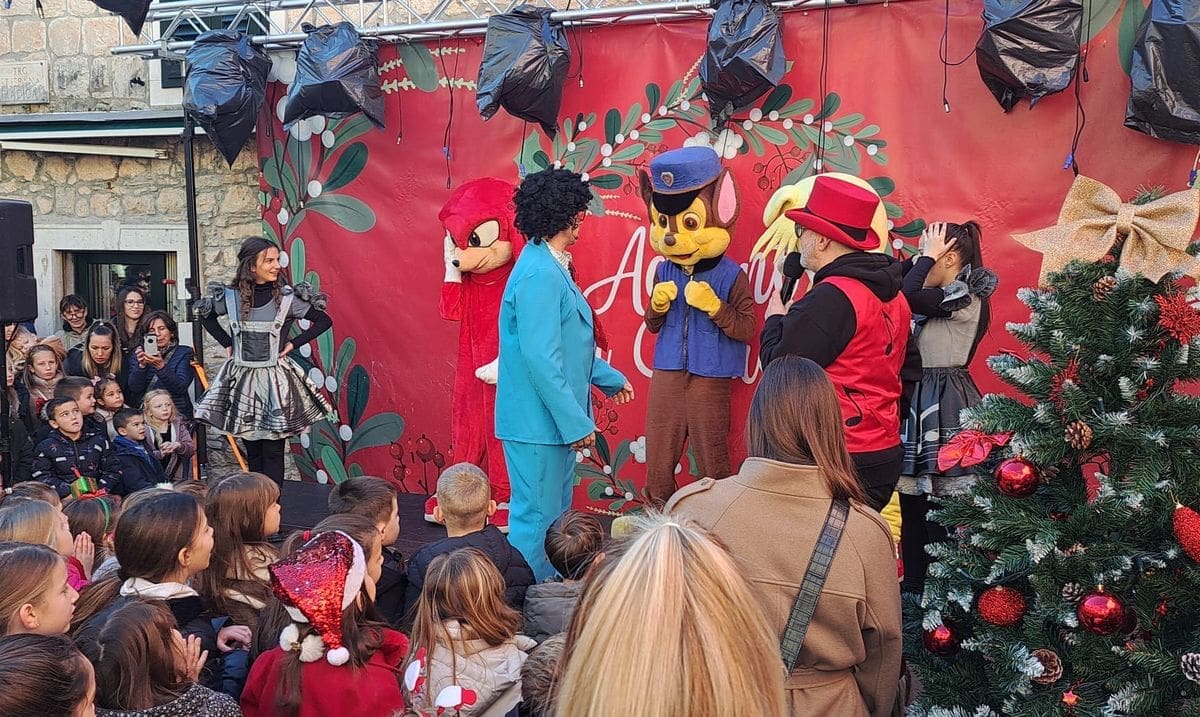 OMIŠKI MALIŠANI SVEČANO DOČEKALI 2025. GODINU Donosimo videa i fotografije najposebnijeg dočeka za najmlađe