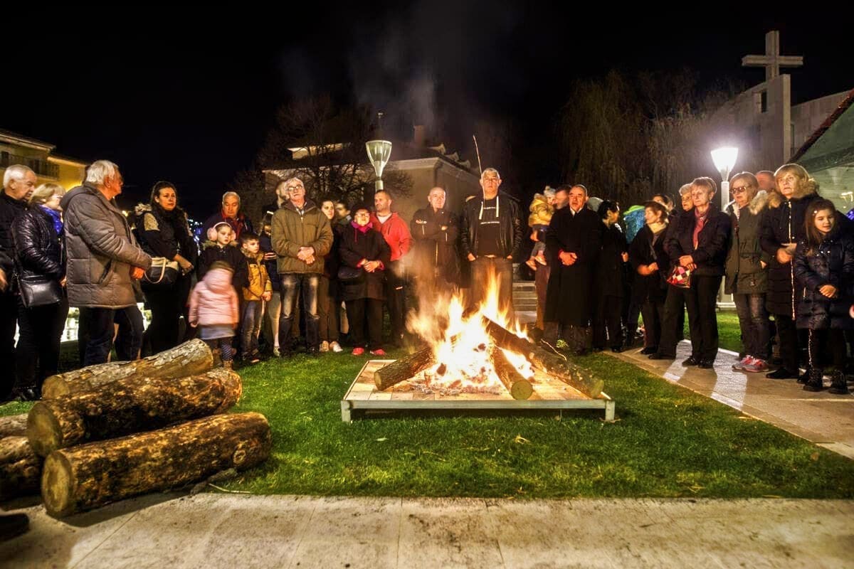 Znate li kada je okićen prvi bor u Splitu i što zapravo paljenje Badnjaka predstavlja?