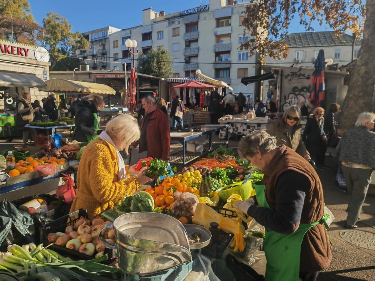 Pazar je danas u svim bojama, ali manje se kupuje: 'Nema svit para. Više niko ne kupuje kil' salate, nego uzmu jednu salaticu'