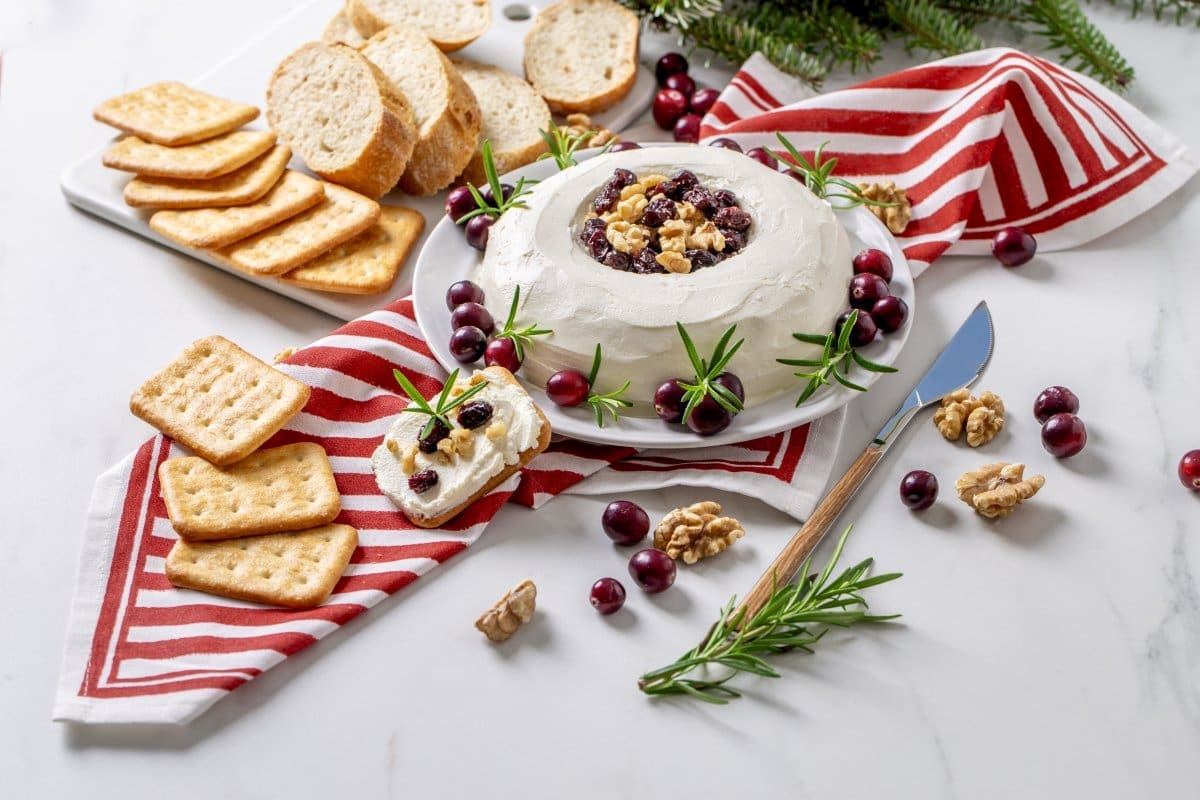 Ukusni novogodišnji vijenac s krem sirom, brusnicama i orasima