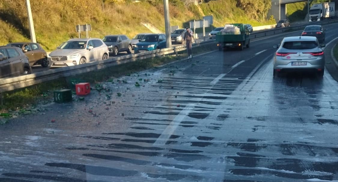 Užasan prizor za pivopije: Cesta u Splitu pliva u pivu. Pripazite, ima stakla