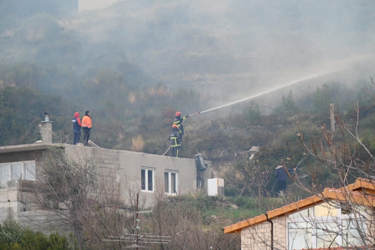 ŽRNOVČANI BRANE SVOJE DOMOVE "Ne možemo vjerovati da smo ovo doživjeli samo dan nakon Božića. Samo se nadam da ovo netko nije napravio i ugrozio ljudske živote"
