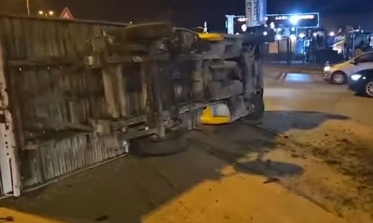 VIDEO Pijan jurio kroz crveno i izazvao nesreću. Snimali su se: "Drži pivu"