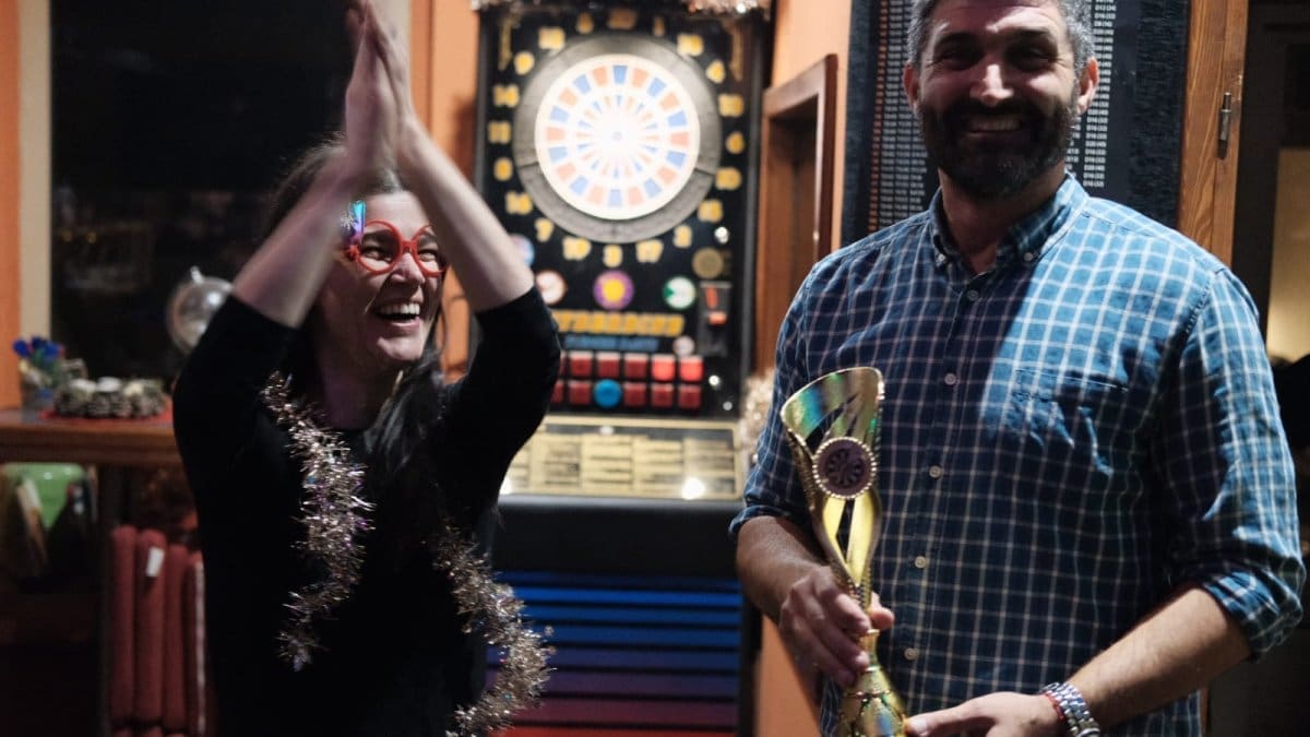 Održan humanitarni božićni turnir u pikadu, ekipi se pridružio i poznati splitski pjevač