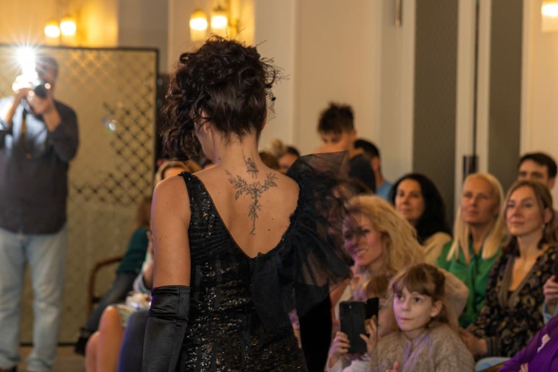 U Splitu održana modna revija Šime Kovačevića, u njegovom modelu prošetala i glumica iz poznate serije