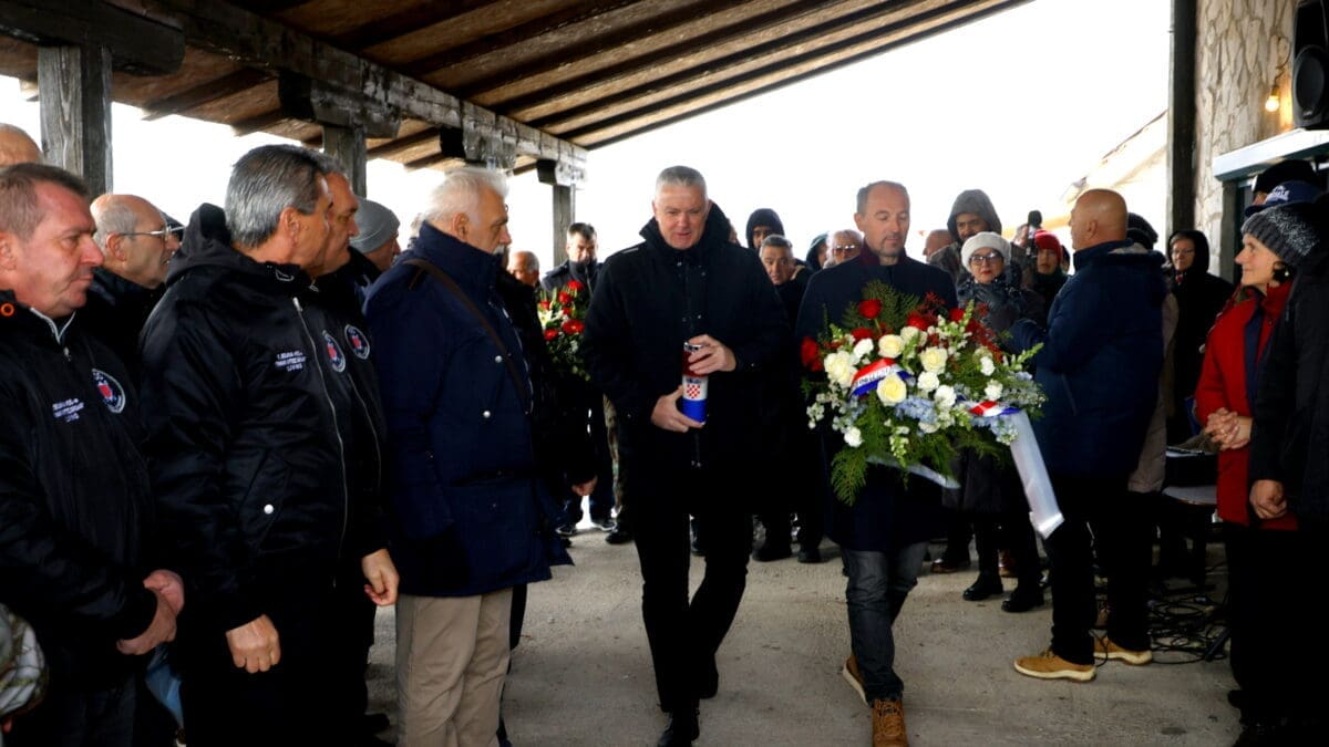 Obilježena 30. godišnjica vojne akcije ‘Zima 94’: Predstavnici Grada Sinja položili vijence za poginule branitelje