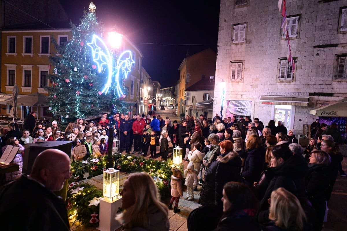 U Sinju upaljena treća adventska svijeća. Radionice privukle brojnu djecu