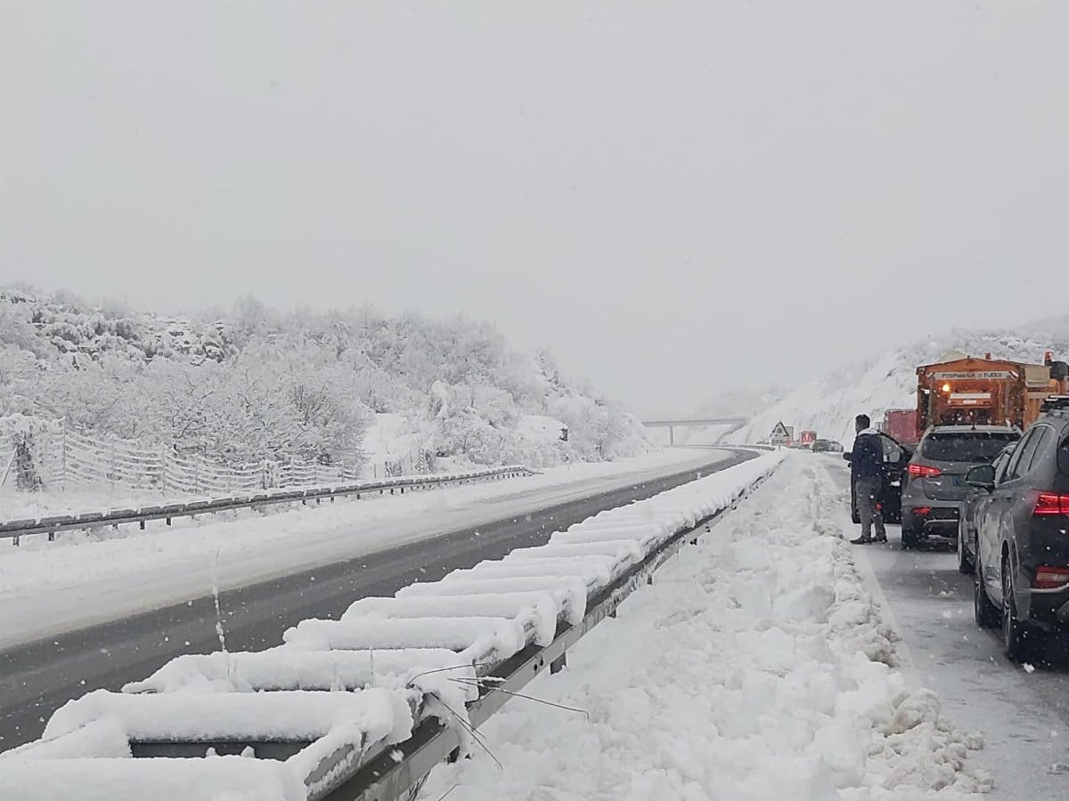 NENORMALNA KOLONA IZMEĐU ŠESTANOVCA I RAVČE Snijeg radi probleme, vozači na rubu živaca