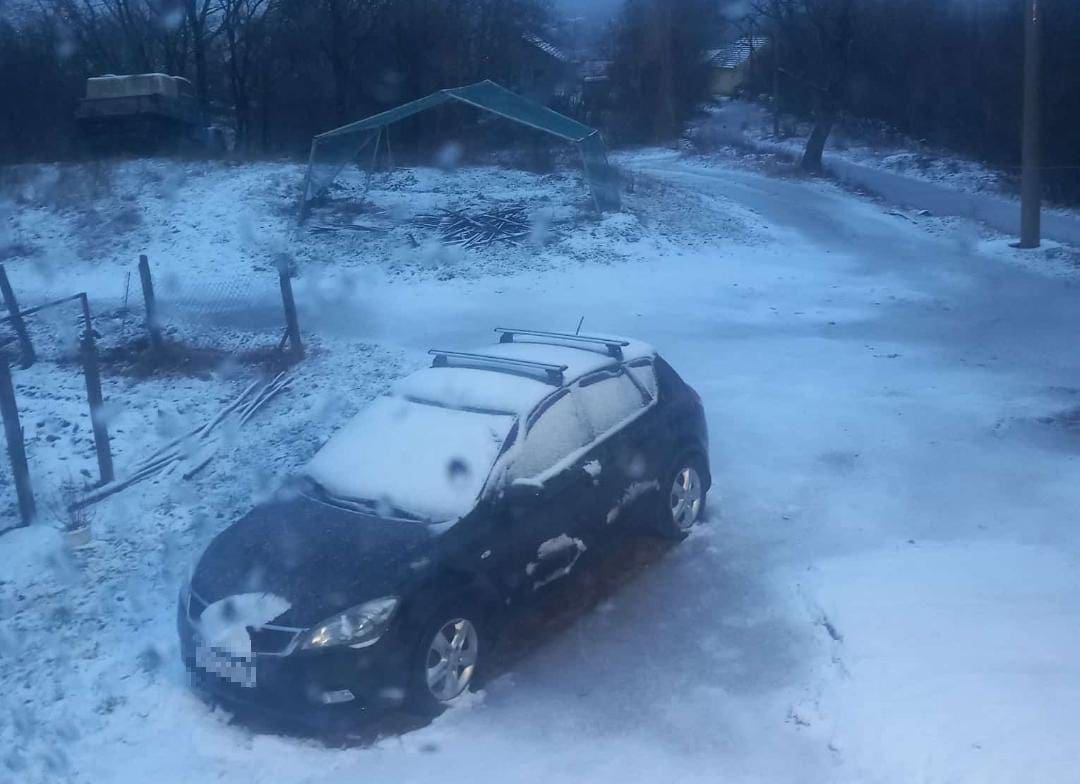PAHULJICE PADAJTE MEKE I GUSTE Počeo je snijeg u Dalmatinskoj zagori, pogledajte idilične prizore
