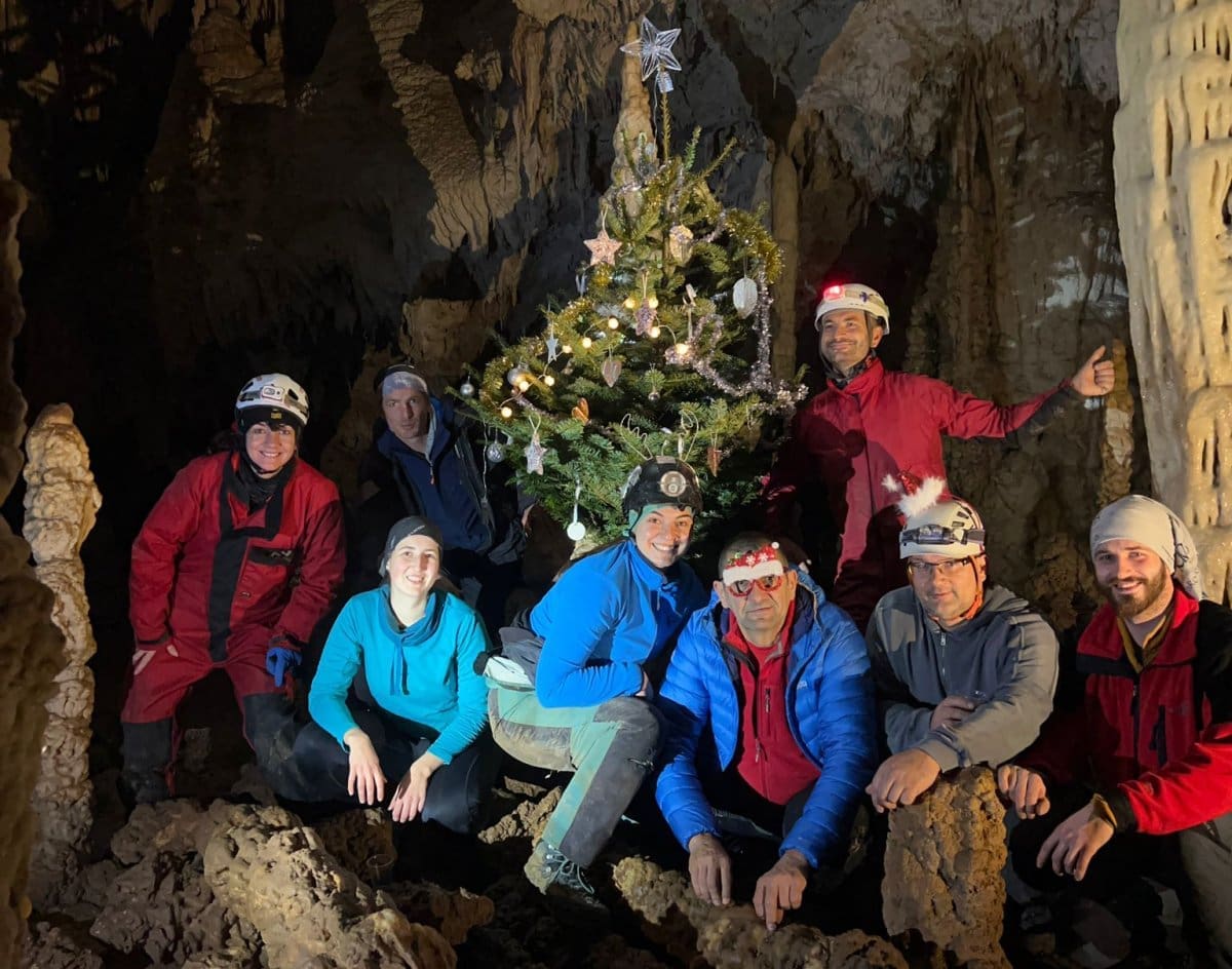 FASCINANTNO Okitili božićno drvce u špilji na Vrdovu