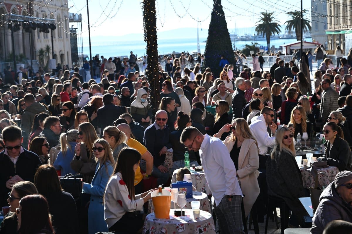FOTO I VIDEO Najluđi dan u godini 'ozbiljno' se shvatio u Splitu. Grad je 'krcat', ne može se proći Rivu, Marmontovu, Prokurative, Pjacu... Evo prizora