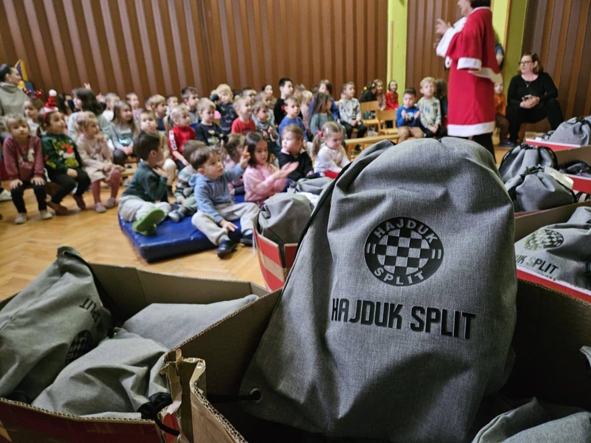 Torcida kupila božićne poklone za 300 djece iz Vukovara